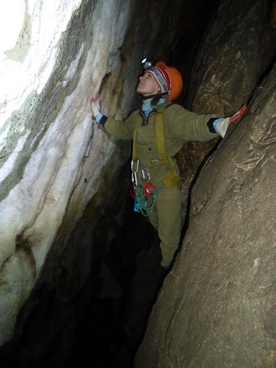 Лена в пещере Гребешковая.jpg
