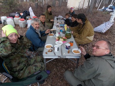 Обед в полевом лагере, Биракан 2013.jpg