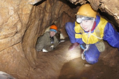 Лена и Ирина в лазе между залами в пещере Искателей.jpg