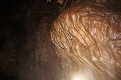 Натечные образования в пещере Сухой Кайлан.jpg