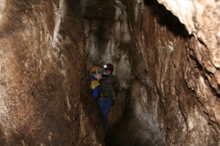 В одном из залов пещеры Искателей.jpg