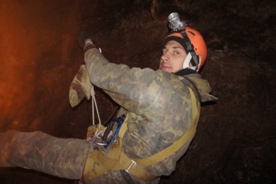 Подъём на жумаре по вертикальному колодцу в пещере Сухой Кайлан.jpg